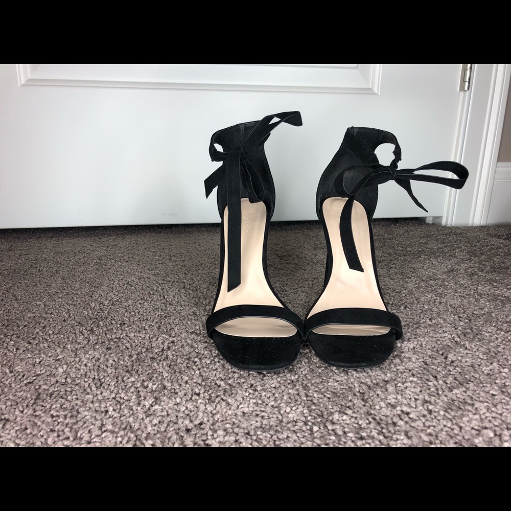 Tie-up classic strappy heels